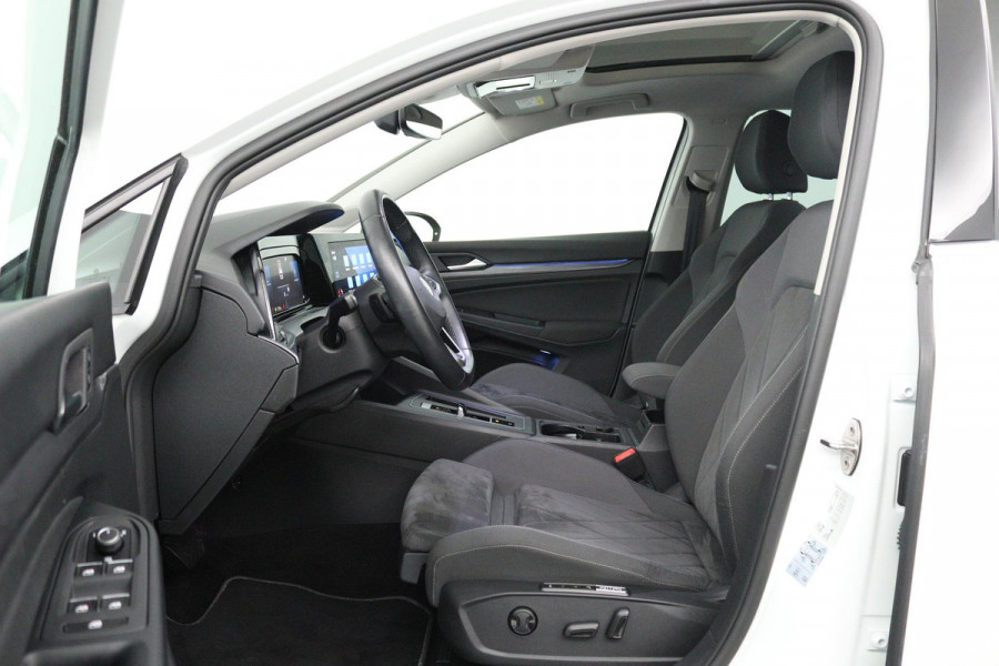 Volkswagen Golf 1.5 eTSI Style (PANORAMADAK, STOEL/STUUR VERWARMING, SFEERVERLICHTING, NAVIGATIE, CRUISE CONTROL ADAPTIEF)