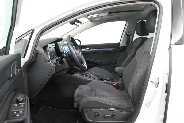 Volkswagen Golf 1.5 eTSI Style (PANORAMADAK, STOEL/STUUR VERWARMING, SFEERVERLICHTING, NAVIGATIE, CRUISE CONTROL ADAPTIEF)