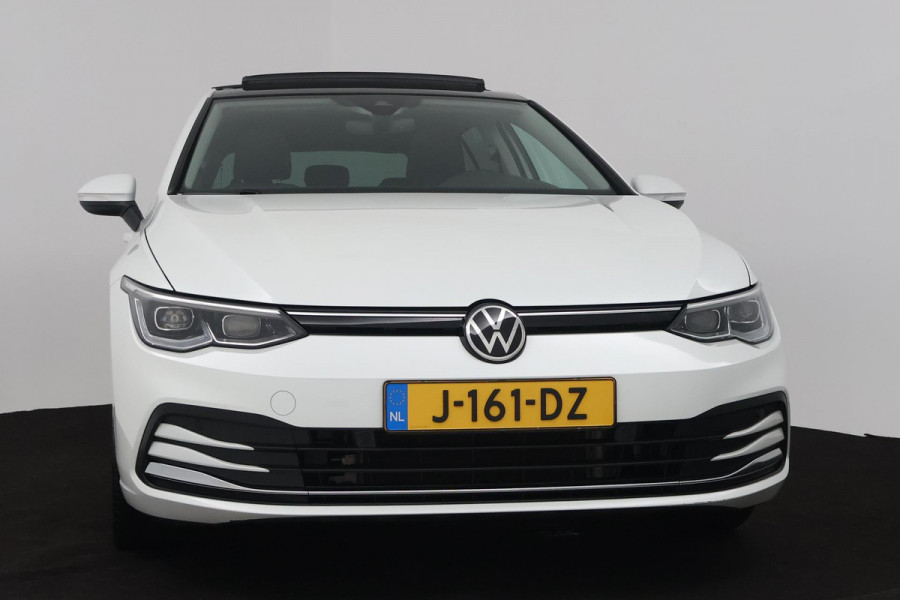 Volkswagen Golf 1.5 eTSI Style (PANORAMADAK, STOEL/STUUR VERWARMING, SFEERVERLICHTING, NAVIGATIE, CRUISE CONTROL ADAPTIEF)