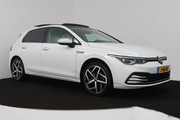 Volkswagen Golf 1.5 eTSI Style (PANORAMADAK, STOEL/STUUR VERWARMING, SFEERVERLICHTING, NAVIGATIE, CRUISE CONTROL ADAPTIEF)