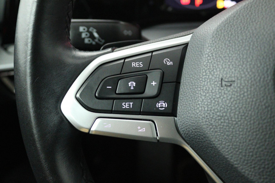 Volkswagen Golf 1.5 eTSI Style (PANORAMADAK, STOEL/STUUR VERWARMING, SFEERVERLICHTING, NAVIGATIE, CRUISE CONTROL ADAPTIEF)