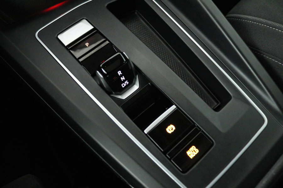 Volkswagen Golf 1.5 eTSI Style (PANORAMADAK, STOEL/STUUR VERWARMING, SFEERVERLICHTING, NAVIGATIE, CRUISE CONTROL ADAPTIEF)