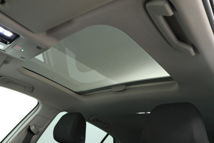 Volkswagen Golf 1.5 eTSI Style (PANORAMADAK, STOEL/STUUR VERWARMING, SFEERVERLICHTING, NAVIGATIE, CRUISE CONTROL ADAPTIEF)
