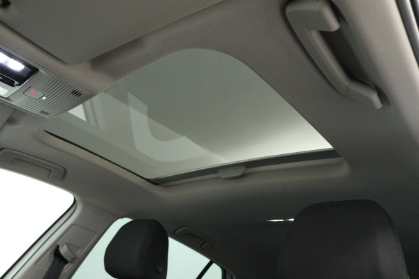 Volkswagen Golf 1.5 eTSI Style (PANORAMADAK, STOEL/STUUR VERWARMING, SFEERVERLICHTING, NAVIGATIE, CRUISE CONTROL ADAPTIEF)