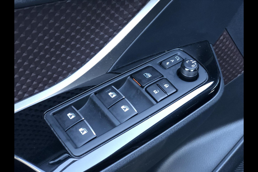 Toyota C-HR 1.8 Hybrid Executive | Navigatie, Half Leer, Parkeersensoren, Stoelverwarming, Keyless, 18 inch, Perfecte staat! Toyota C-HR 1.8 Hybrid Executive | Navigatie, Half Leer, Parkeersensoren, Stoelverwarming, Keyless, 18 inch, Perfecte staat!