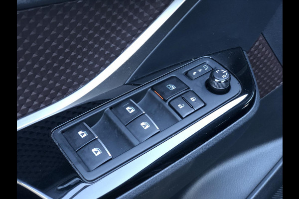 Toyota C-HR 1.8 Hybrid Executive | Navigatie, Half Leer, Parkeersensoren, Stoelverwarming, Keyless, 18 inch, Perfecte staat! Toyota C-HR 1.8 Hybrid Executive | Navigatie, Half Leer, Parkeersensoren, Stoelverwarming, Keyless, 18 inch, Perfecte staat!