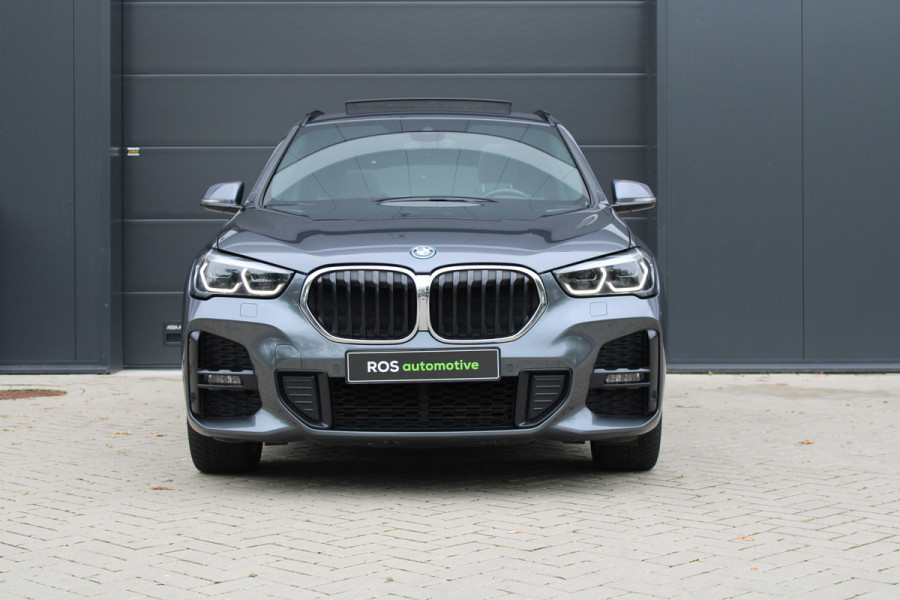 BMW X1 xDrive25e High Executive M-SPORT | BTW | PANO | ACC | CAMERA | KEYLESS | HUD | STOELVERWARMING |