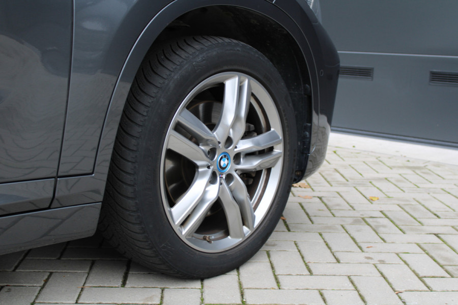 BMW X1 xDrive25e High Executive M-SPORT | BTW | PANO | ACC | CAMERA | KEYLESS | HUD | STOELVERWARMING |
