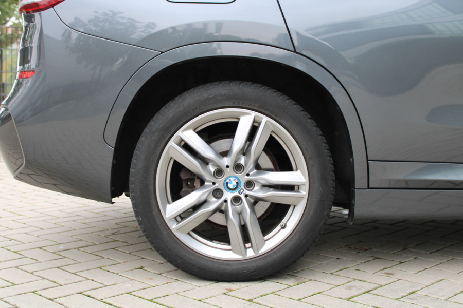 BMW X1 xDrive25e High Executive M-SPORT | BTW | PANO | ACC | CAMERA | KEYLESS | HUD | STOELVERWARMING |