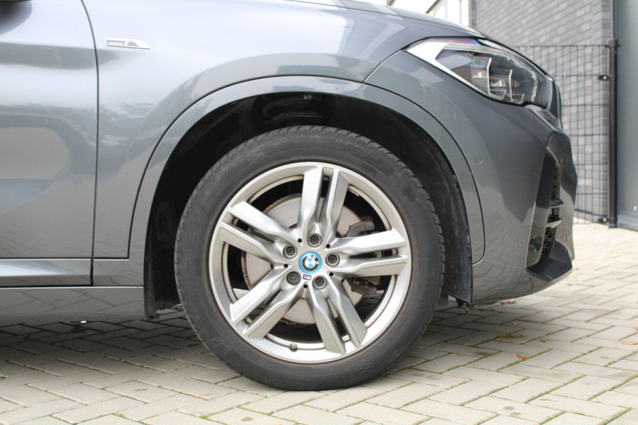 BMW X1 xDrive25e High Executive M-SPORT | BTW | PANO | ACC | CAMERA | KEYLESS | HUD | STOELVERWARMING |