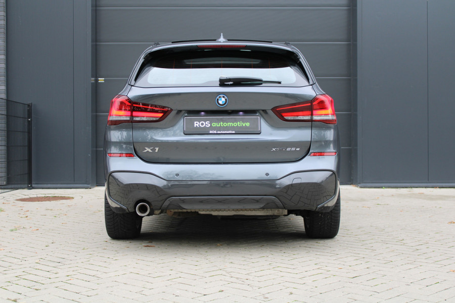 BMW X1 xDrive25e High Executive M-SPORT | BTW | PANO | ACC | CAMERA | KEYLESS | HUD | STOELVERWARMING |
