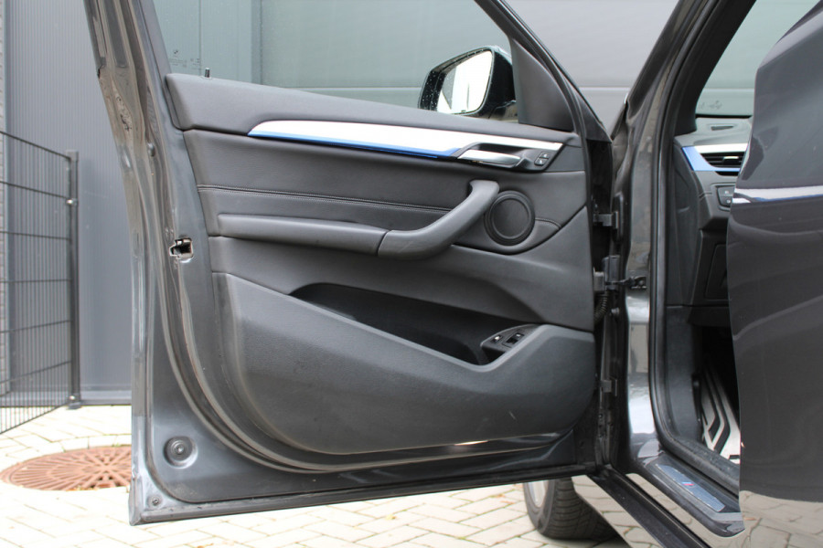 BMW X1 xDrive25e High Executive M-SPORT | BTW | PANO | ACC | CAMERA | KEYLESS | HUD | STOELVERWARMING |