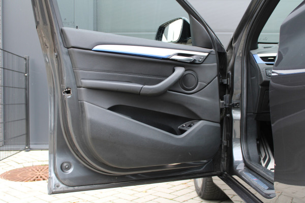 BMW X1 xDrive25e High Executive M-SPORT | BTW | PANO | ACC | CAMERA | KEYLESS | HUD | STOELVERWARMING |