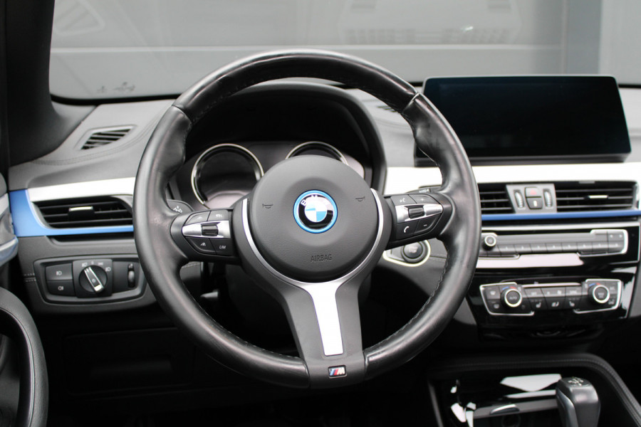 BMW X1 xDrive25e High Executive M-SPORT | BTW | PANO | ACC | CAMERA | KEYLESS | HUD | STOELVERWARMING |