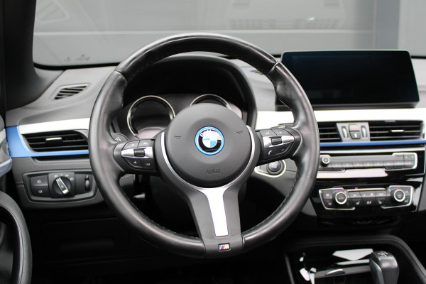 BMW X1 xDrive25e High Executive M-SPORT | BTW | PANO | ACC | CAMERA | KEYLESS | HUD | STOELVERWARMING |