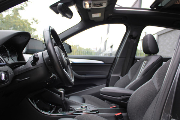 BMW X1 xDrive25e High Executive M-SPORT | BTW | PANO | ACC | CAMERA | KEYLESS | HUD | STOELVERWARMING |
