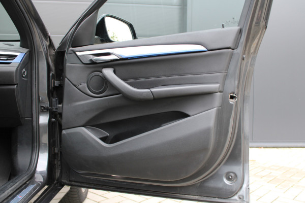 BMW X1 xDrive25e High Executive M-SPORT | BTW | PANO | ACC | CAMERA | KEYLESS | HUD | STOELVERWARMING |