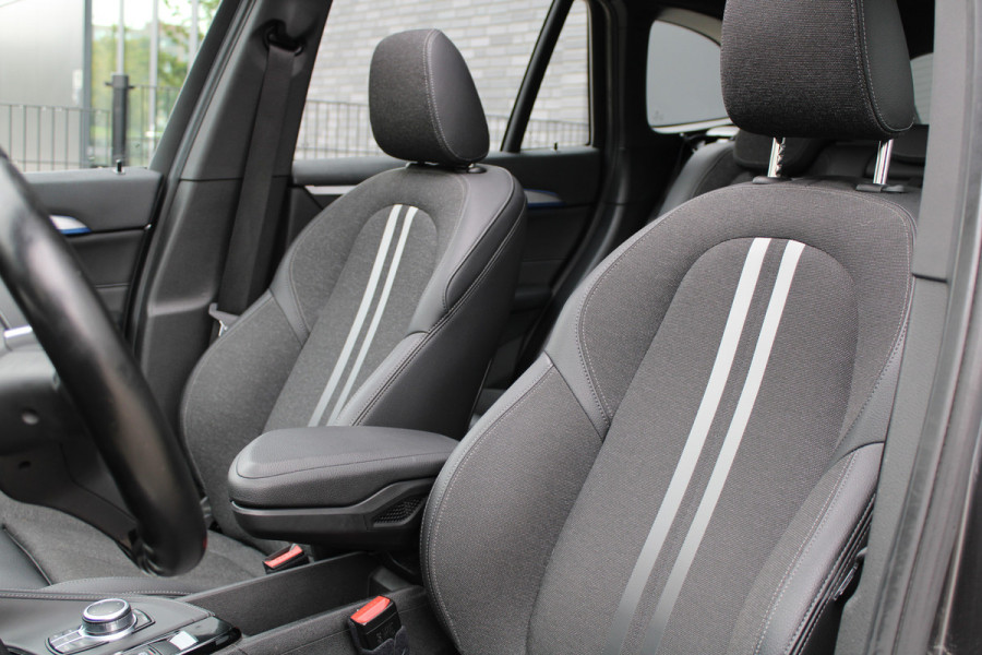 BMW X1 xDrive25e High Executive M-SPORT | BTW | PANO | ACC | CAMERA | KEYLESS | HUD | STOELVERWARMING |
