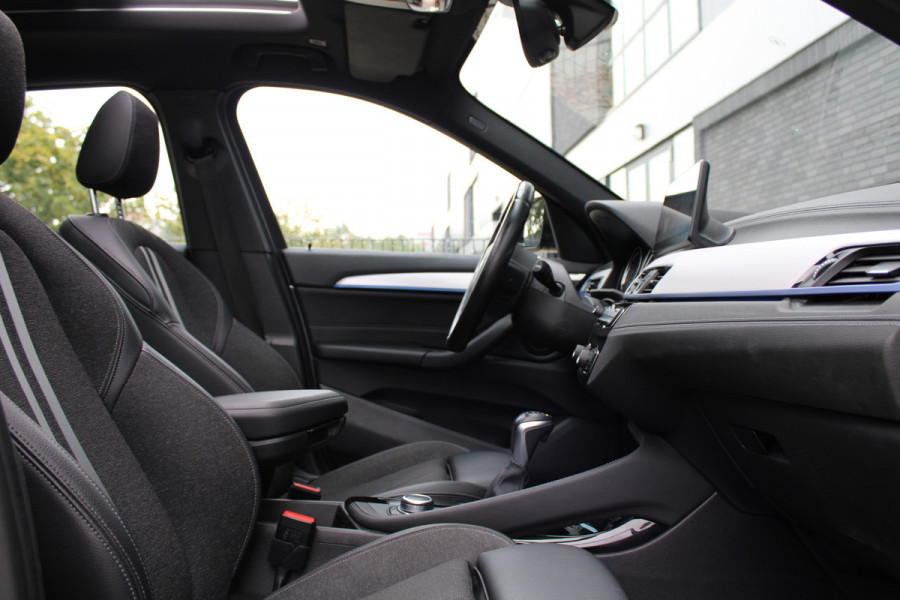 BMW X1 xDrive25e High Executive M-SPORT | BTW | PANO | ACC | CAMERA | KEYLESS | HUD | STOELVERWARMING |