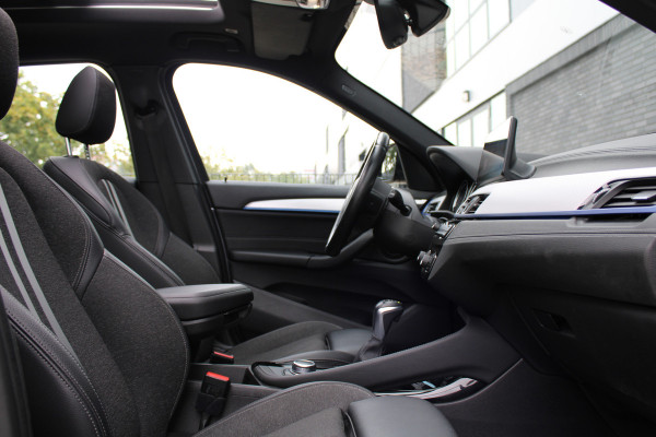 BMW X1 xDrive25e High Executive M-SPORT | BTW | PANO | ACC | CAMERA | KEYLESS | HUD | STOELVERWARMING |