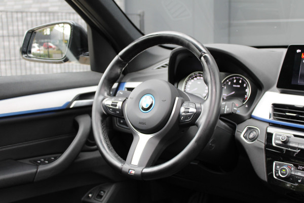 BMW X1 xDrive25e High Executive M-SPORT | BTW | PANO | ACC | CAMERA | KEYLESS | HUD | STOELVERWARMING |