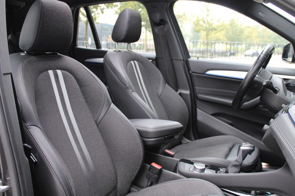 BMW X1 xDrive25e High Executive M-SPORT | BTW | PANO | ACC | CAMERA | KEYLESS | HUD | STOELVERWARMING |