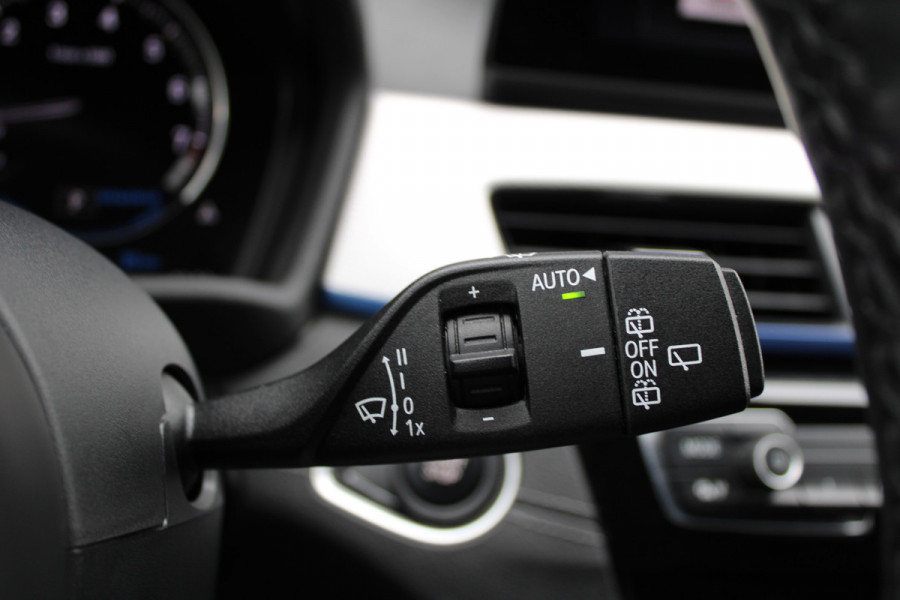 BMW X1 xDrive25e High Executive M-SPORT | BTW | PANO | ACC | CAMERA | KEYLESS | HUD | STOELVERWARMING |