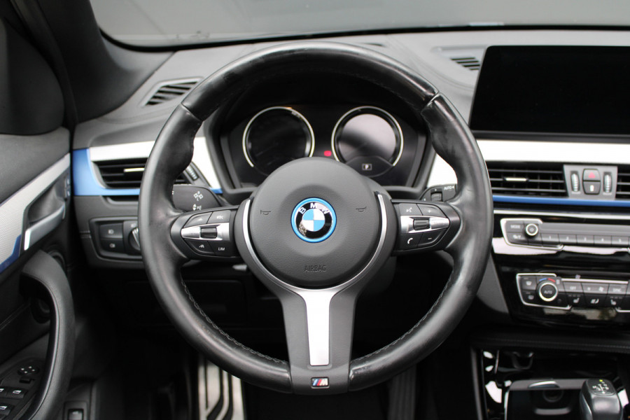 BMW X1 xDrive25e High Executive M-SPORT | BTW | PANO | ACC | CAMERA | KEYLESS | HUD | STOELVERWARMING |