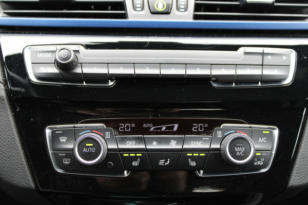BMW X1 xDrive25e High Executive M-SPORT | BTW | PANO | ACC | CAMERA | KEYLESS | HUD | STOELVERWARMING |