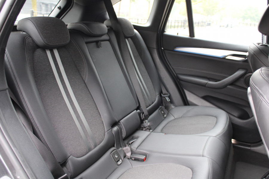 BMW X1 xDrive25e High Executive M-SPORT | BTW | PANO | ACC | CAMERA | KEYLESS | HUD | STOELVERWARMING |