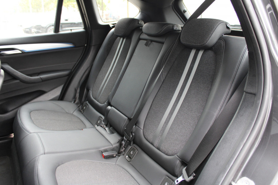 BMW X1 xDrive25e High Executive M-SPORT | BTW | PANO | ACC | CAMERA | KEYLESS | HUD | STOELVERWARMING |