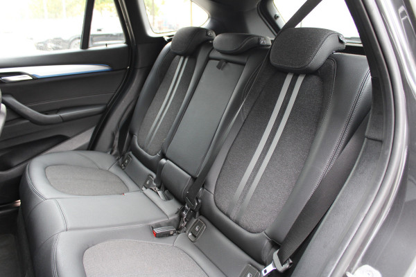 BMW X1 xDrive25e High Executive M-SPORT | BTW | PANO | ACC | CAMERA | KEYLESS | HUD | STOELVERWARMING |