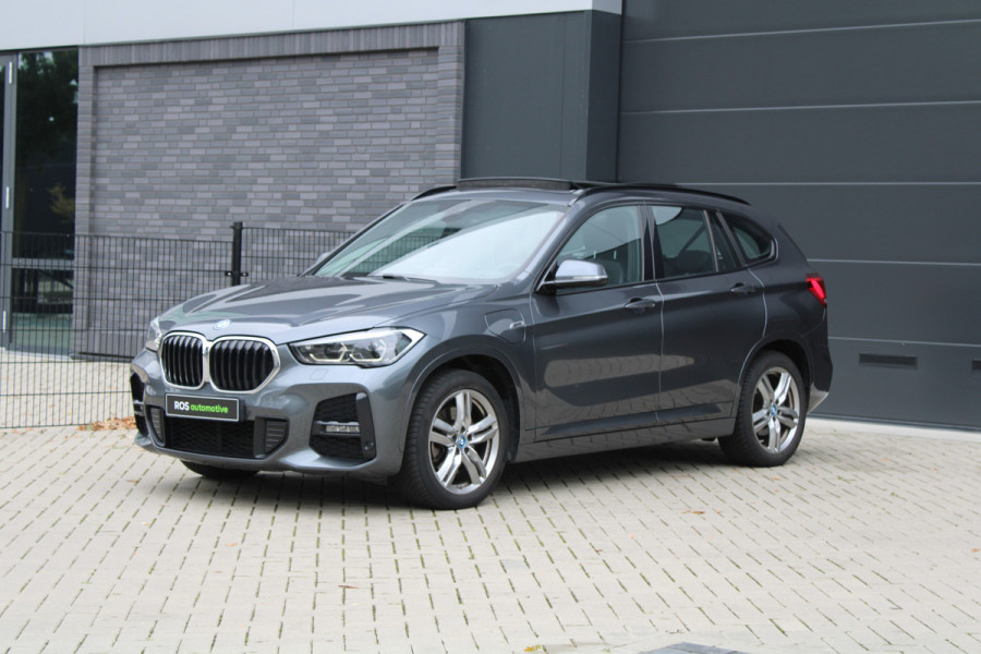 BMW X1 xDrive25e High Executive M-SPORT | BTW | PANO | ACC | CAMERA | KEYLESS | HUD | STOELVERWARMING |
