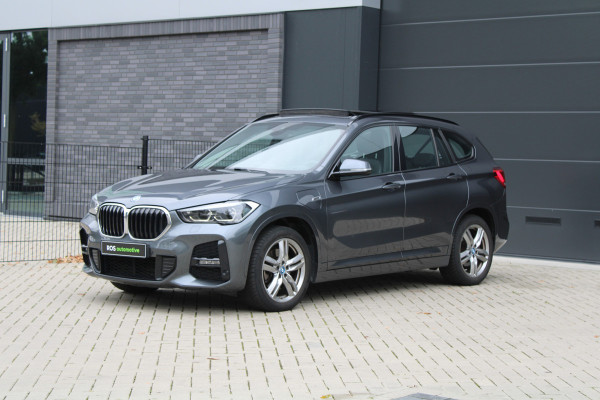BMW X1 xDrive25e High Executive M-SPORT | BTW | PANO | ACC | CAMERA | KEYLESS | HUD | STOELVERWARMING |