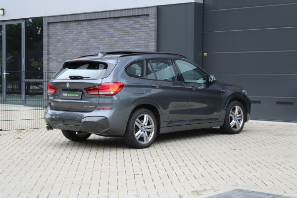 BMW X1 xDrive25e High Executive M-SPORT | BTW | PANO | ACC | CAMERA | KEYLESS | HUD | STOELVERWARMING |