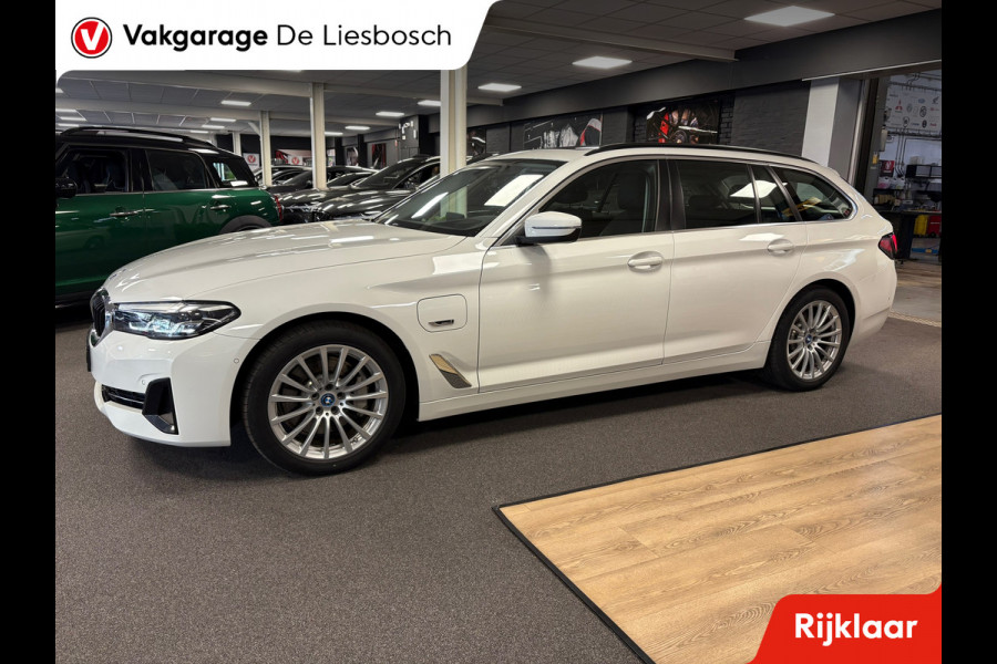 BMW 5 Serie Touring 520e Business Edition Plus / leder /camera / panorama-dak / head-up