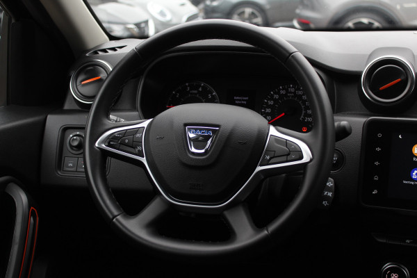 Dacia Duster 1.0 TCe 100 Bi-Fuel Journey / Full option! / Trekhaak / Camera / Half leder / 17'' / Keyless / Navigatie / DAB / Stoelverwarming / Cruise Control