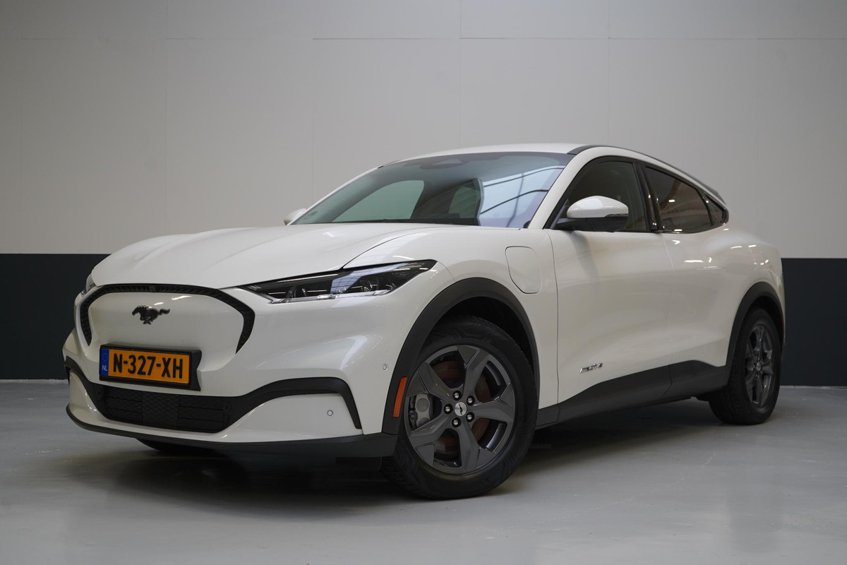 Ford Mustang Mach-E RWD 75 kWh | 360 camera | B&O | Leder | Stoel- en stuurverwarming | Parkeerassistent Ford Mustang Mach-E RWD 75 kWh | 360 camera | B&O | Leder | Stoel- en stuurverwarming | Parkeerassistent