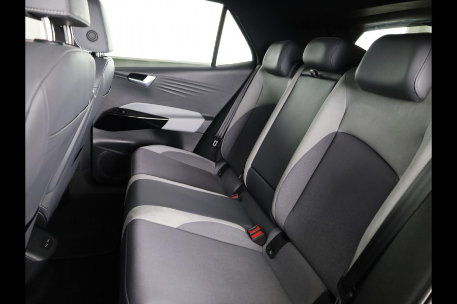 Volkswagen ID.3 First Plus 58 kWh 204 pk | Navigatie | Parkeersensoren | Achteruitrijcamera | Matrix LED koplampen | Stoelverwarming |