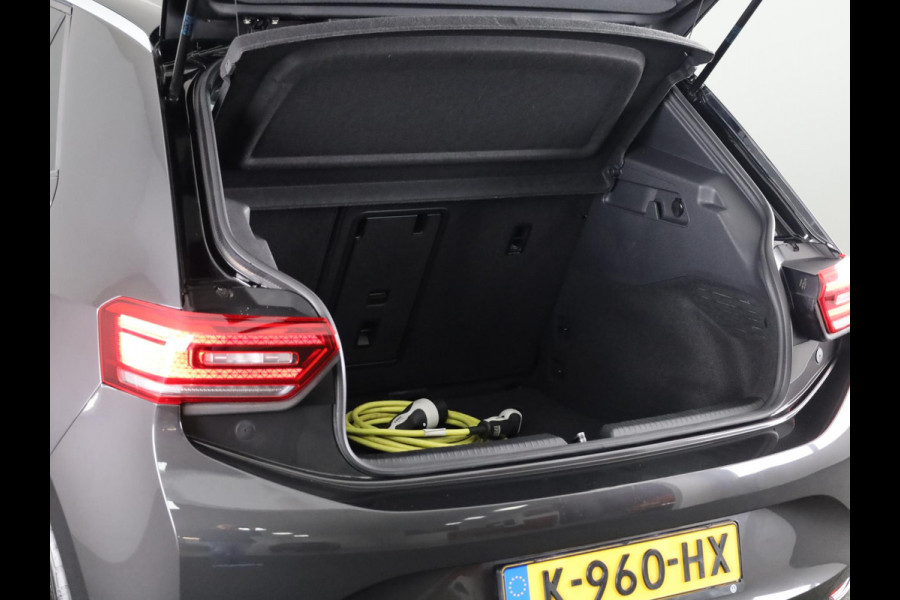 Volkswagen ID.3 First Plus 58 kWh 204 pk | Navigatie | Parkeersensoren | Achteruitrijcamera | Matrix LED koplampen | Stoelverwarming |