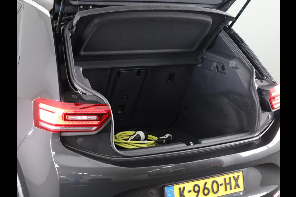 Volkswagen ID.3 First Plus 58 kWh 204 pk | Navigatie | Parkeersensoren | Achteruitrijcamera | Matrix LED koplampen | Stoelverwarming |