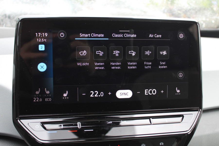 Volkswagen ID.3 First Max 58 kWh / Full option! / Trekhaak / Panoramadak / Camera / Head-up / Keyless / 20'' / ACC / Dodehoek / Elektr. stoelen / Massage / Navigatie / Stuurverwarming