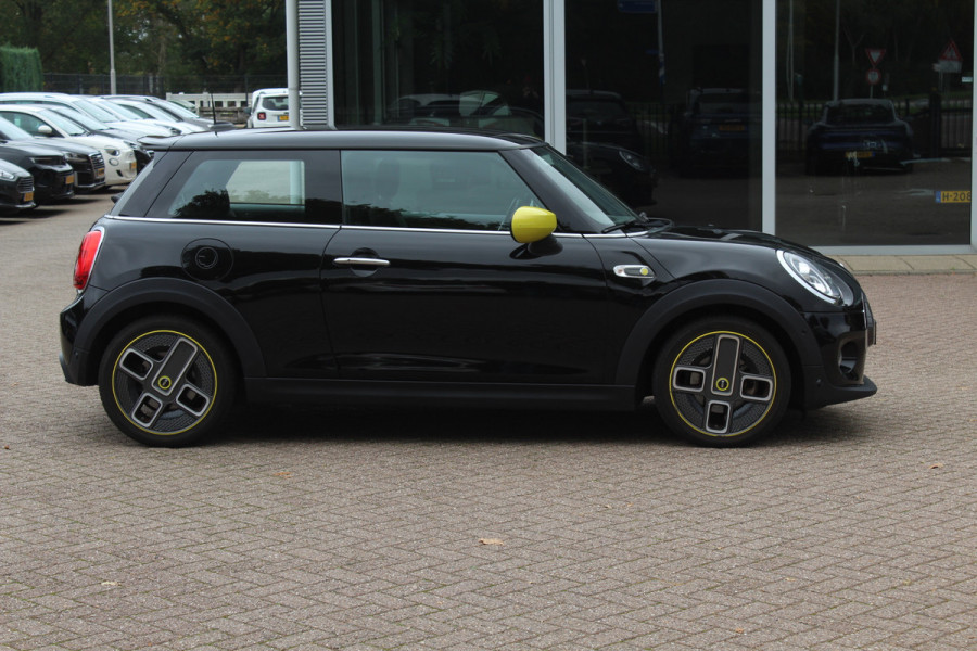 MINI Mini Electric Charged 33 kWh / Camera / Head-up / Leder / Harman Kardon / Keyless / 17'' / CarPlay / Stoelverwarming / Matrix LED / DAB / Cruise Control