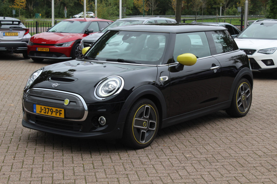 MINI Mini Electric Charged 33 kWh / Camera / Head-up / Leder / Harman Kardon / Keyless / 17'' / CarPlay / Stoelverwarming / Matrix LED / DAB / Cruise Control