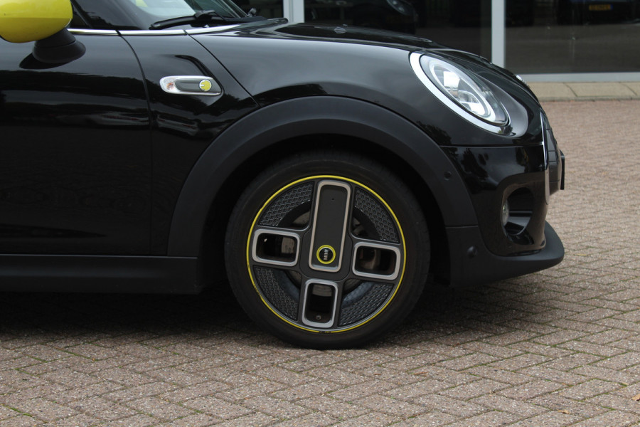 MINI Mini Electric Charged 33 kWh / Camera / Head-up / Leder / Harman Kardon / Keyless / 17'' / CarPlay / Stoelverwarming / Matrix LED / DAB / Cruise Control