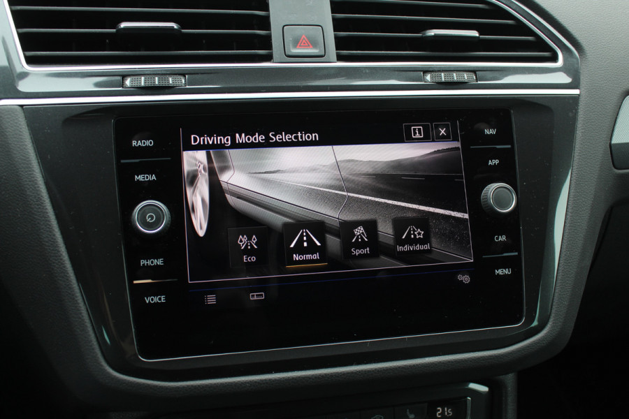 Volkswagen Tiguan 1.5 TSI ACT Highline Business 3x R-Line / CarPlay / Keyless / Dodehoek / 19'' / Navigatie / Stoelverwarming / DAB / ACC