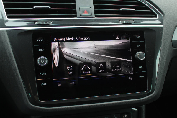 Volkswagen Tiguan 1.5 TSI ACT Highline Business 3x R-Line / CarPlay / Keyless / Dodehoek / 19'' / Navigatie / Stoelverwarming / DAB / ACC