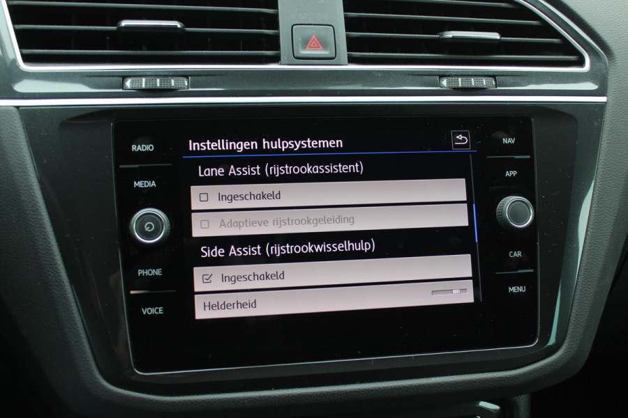Volkswagen Tiguan 1.5 TSI ACT Highline Business 3x R-Line / CarPlay / Keyless / Dodehoek / 19'' / Navigatie / Stoelverwarming / DAB / ACC