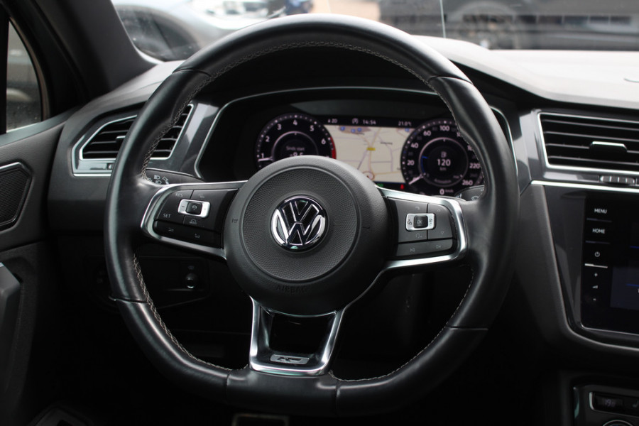 Volkswagen Tiguan 1.5 TSI ACT Highline Business 3x R-Line / Panoramadak / Camera / Leder / 20'' / Blackpack / CarPlay / DAB / Stoelverwarming / Virtual Cockpit / ACC