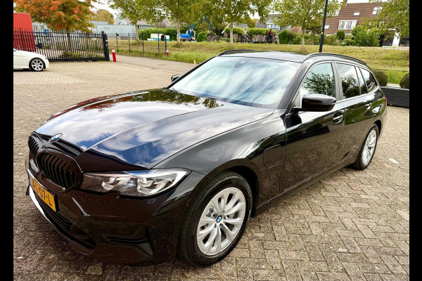 BMW 3 Serie Touring 330e Camera. M-stuur, Tr.haak, Carplay, DAB BMW 3 Serie Touring 330e Camera. M-stuur, Tr.haak, Carplay, DAB